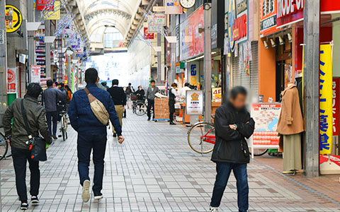 街の穏やかな空気感を建築の内部へと誘うエントランスホール